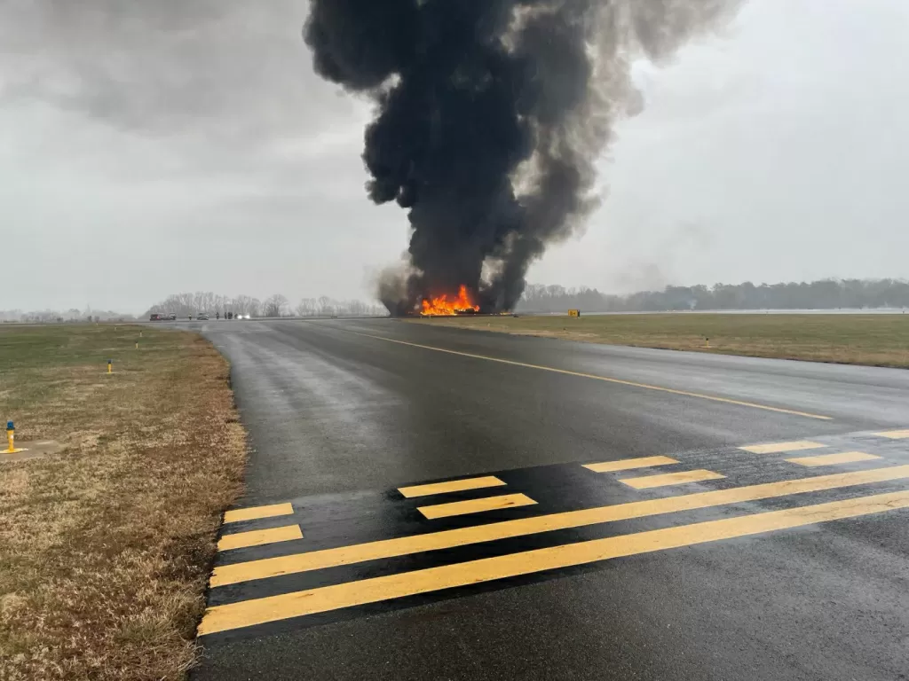 Avião cai na Carolina do Norte, mata ex-piloto da NASCAR e causa incêndio