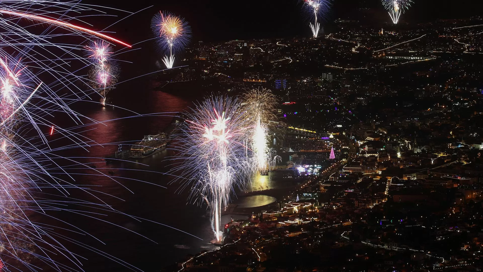 Madeira mantém fogo de artifício na passagem de ano