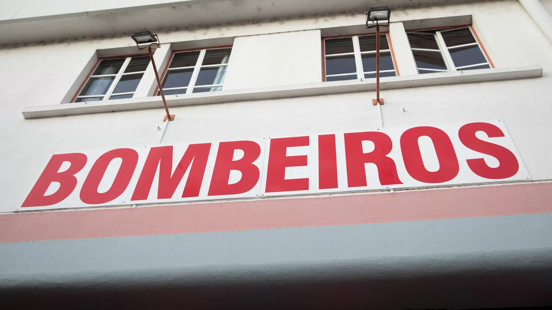 Incêndio urbano em Gaia com um ferido por inalação de fumo