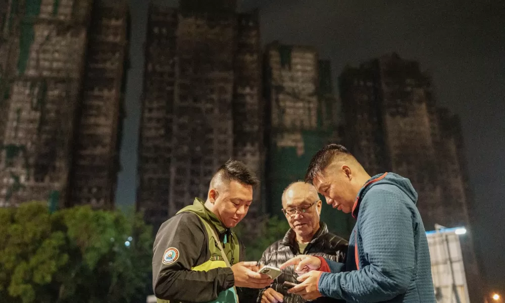 Hong Kong enfrenta traumas e exige respostas um mês após incêndio histórico