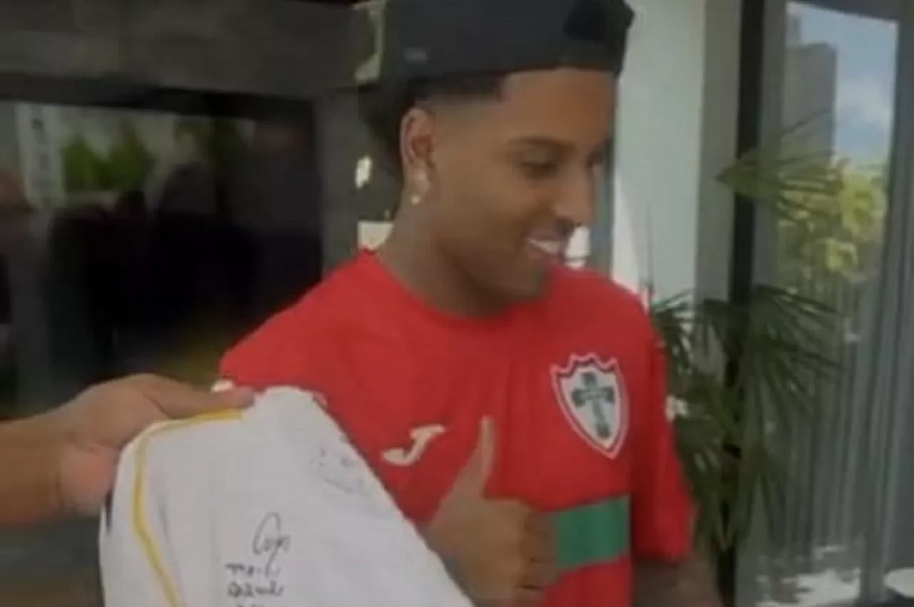 Craque do Real Madrid aparece em vídeo com camisa da Lusa nas redes sociais