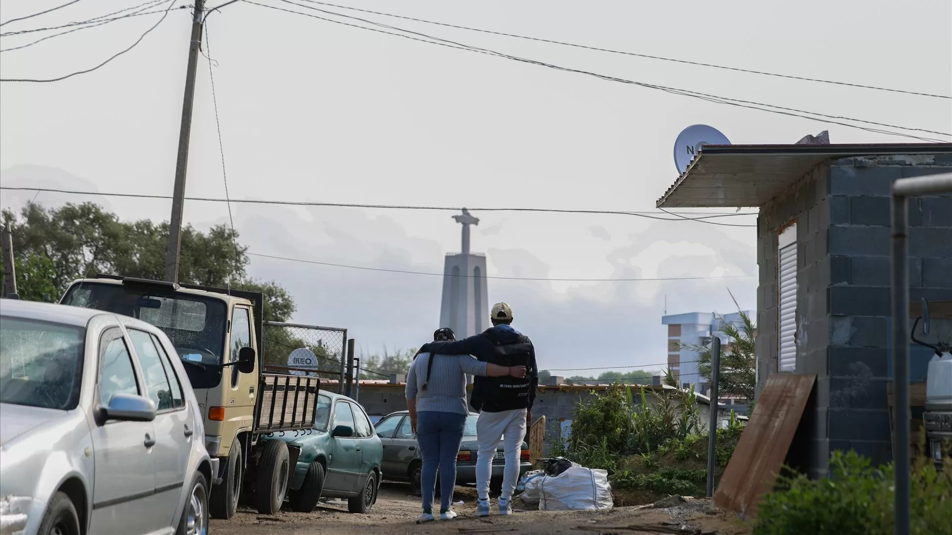 Família sem casa no bairro de Penajoia ganha tempo na pensão, sob ameaça de retirada das crianças