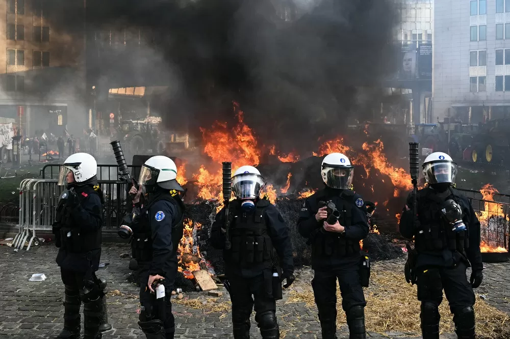 Agricultores bloqueiam ruas em Bruxelas contra acordo UE-Mercosul