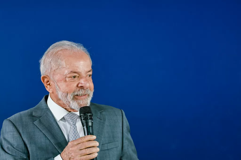 ‘Disse a Trump que conversar é mais barato que fazer guerra’, afirma Lula