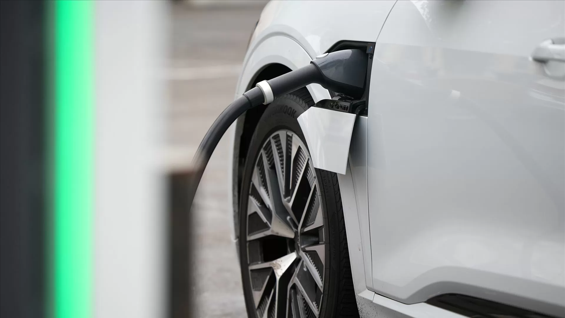 Governo anuncia 20 milhões em "cheques" para apoiar compra de carros elétricos