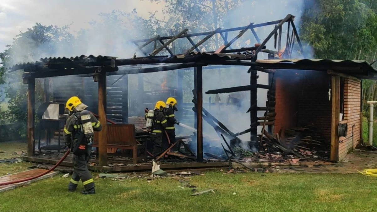 Incêndio destrói área de lazer em residência no bairro Sete de Setembro, em Gaspar