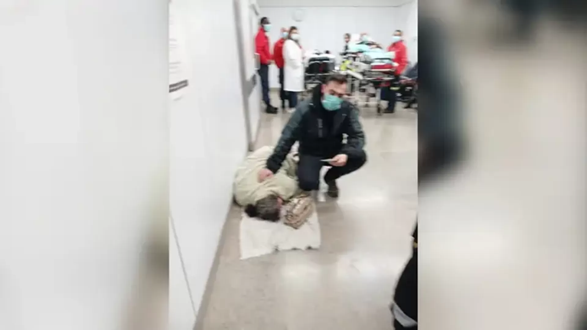 Falta de macas obriga doente oncológica em fase terminal a ficar no chão das urgências do Hospital de Coimbra