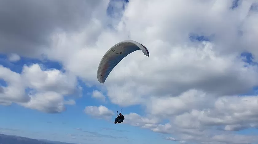 Praticante de parapente morre após cair numa zona rochosa em Aljezur