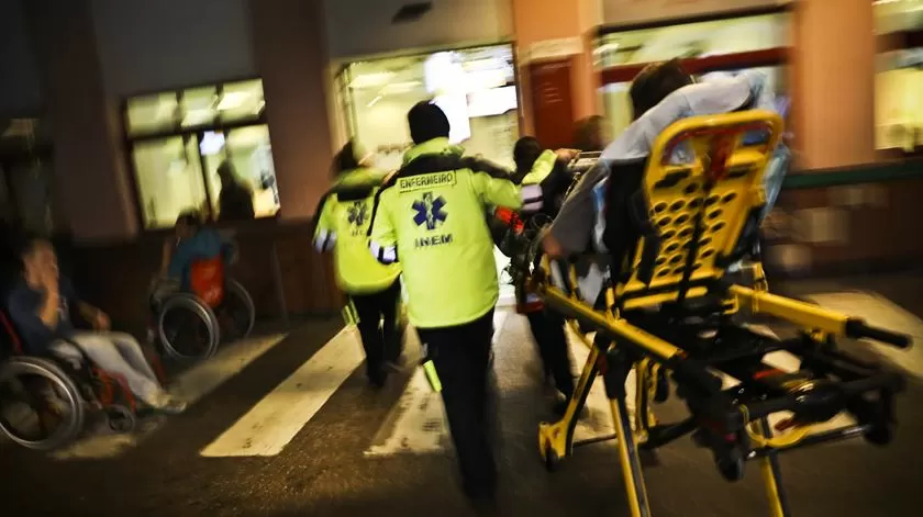 Homem morre após esperar uma hora pelo INEM. Sindicato denuncia "dezenas de atrasos"