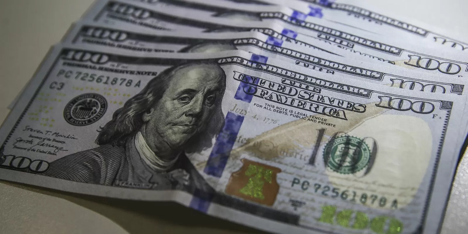 Brasil tem segunda maior saída de dólares da história em 2025