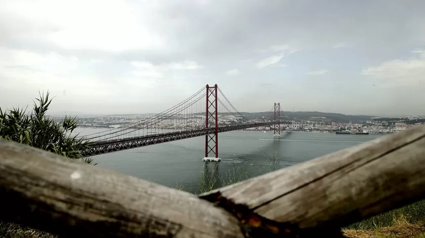 Mau Tempo: Proibida circulação de motos e veículos com lonas na Ponte 25 de Abril