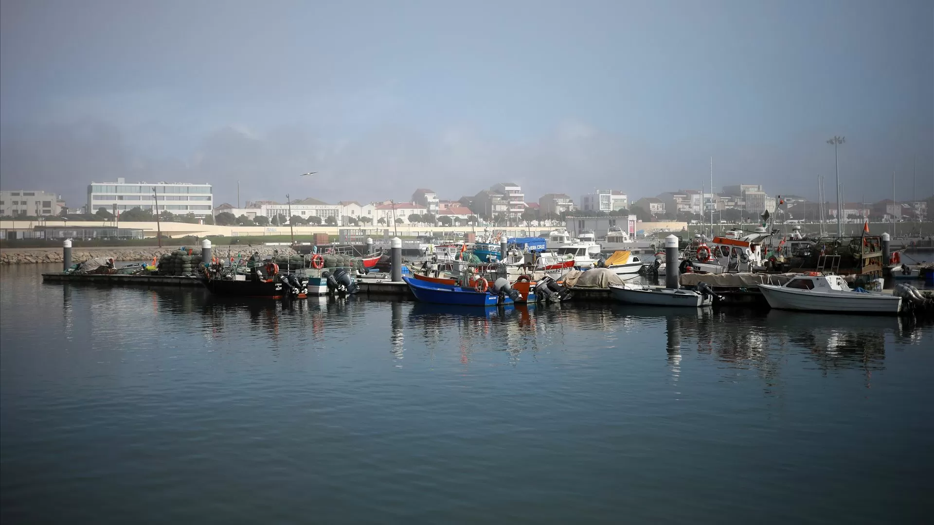 Barco de pesca português abandonado afunda-se em Vigo
