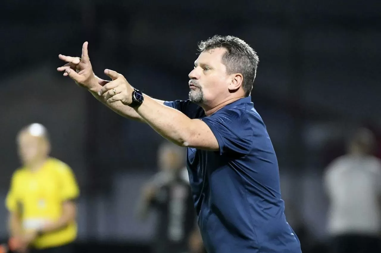 Técnico da Lusa evita comparações com 2025 e define modelo de jogo da equipe