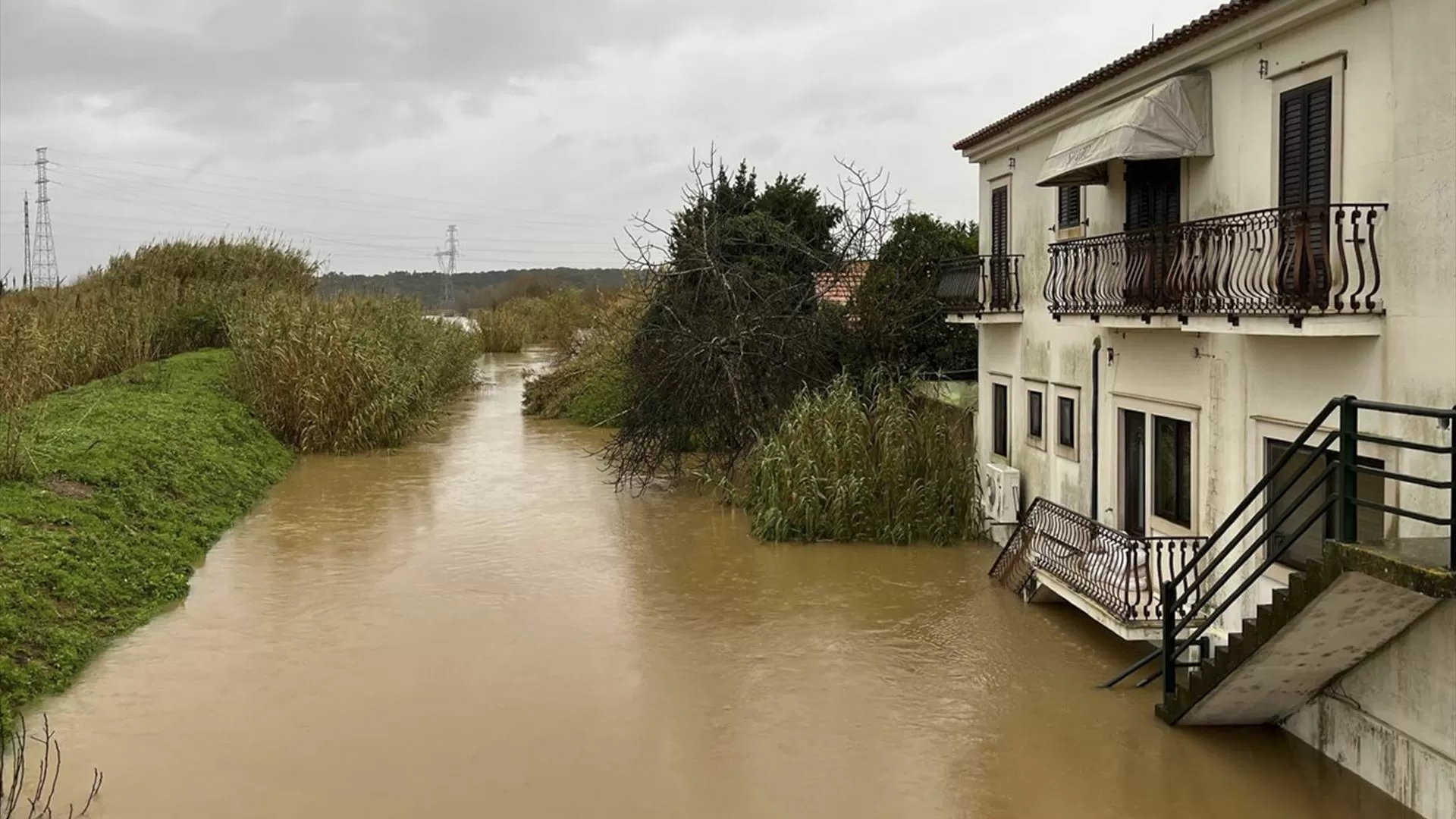 Inundações, deslizamentos de terras e estradas cortadas: foi assim a manhã deste sábado a norte de Lisboa