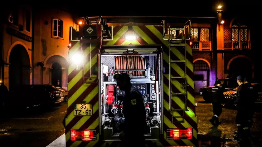 Queda de fachada de prédio corta rua no Porto
