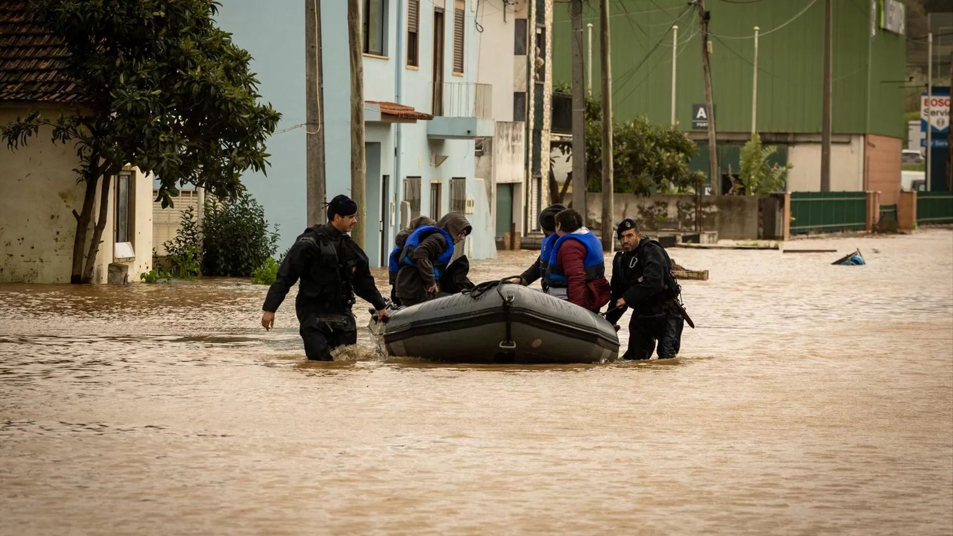 Marinha resgata 132 pessoas afetadas pelas cheias
