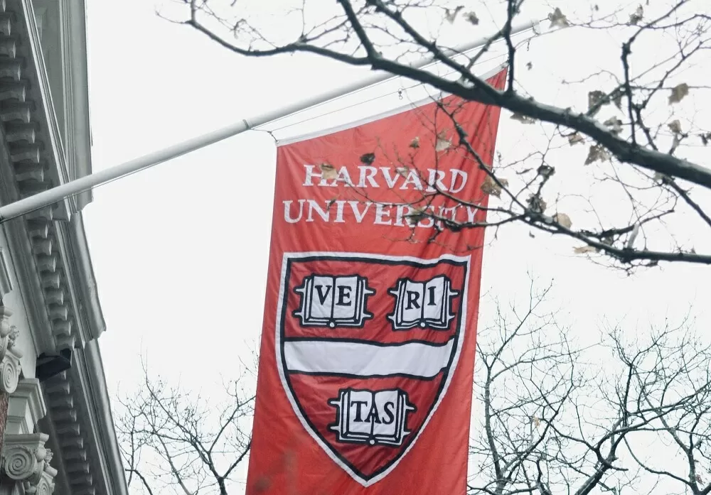 Ex-secretário do Tesouro dos EUA renuncia como professor de Harvard por vínculo com Epstein