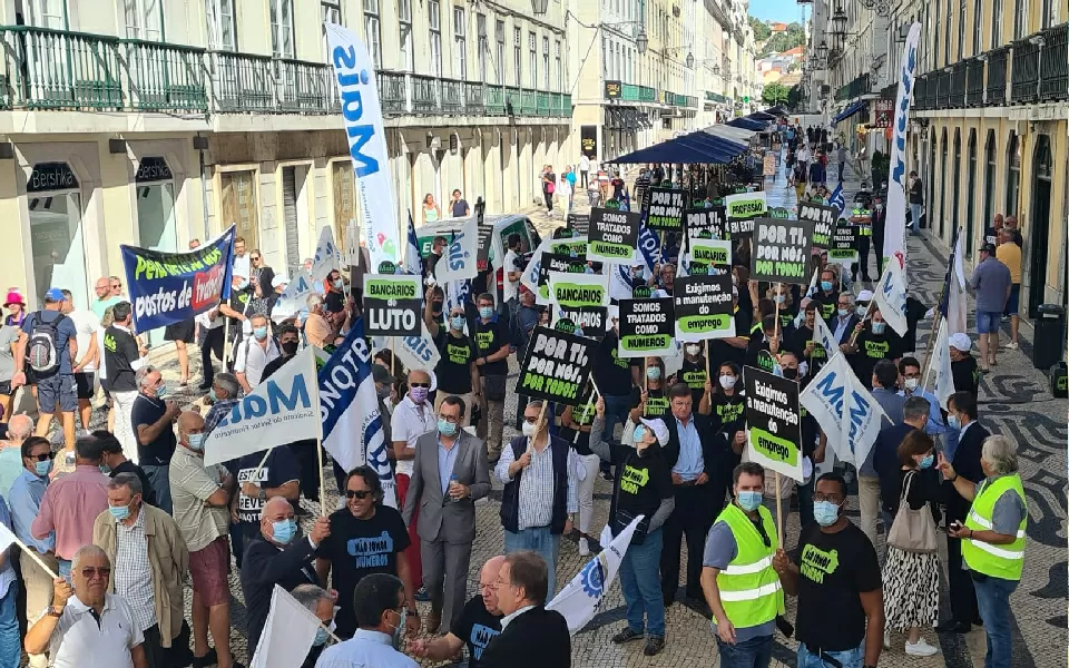 Banca sobe proposta para 2% mas sindicatos da UGT rejeitam “aumento residual” face a lucros recorde