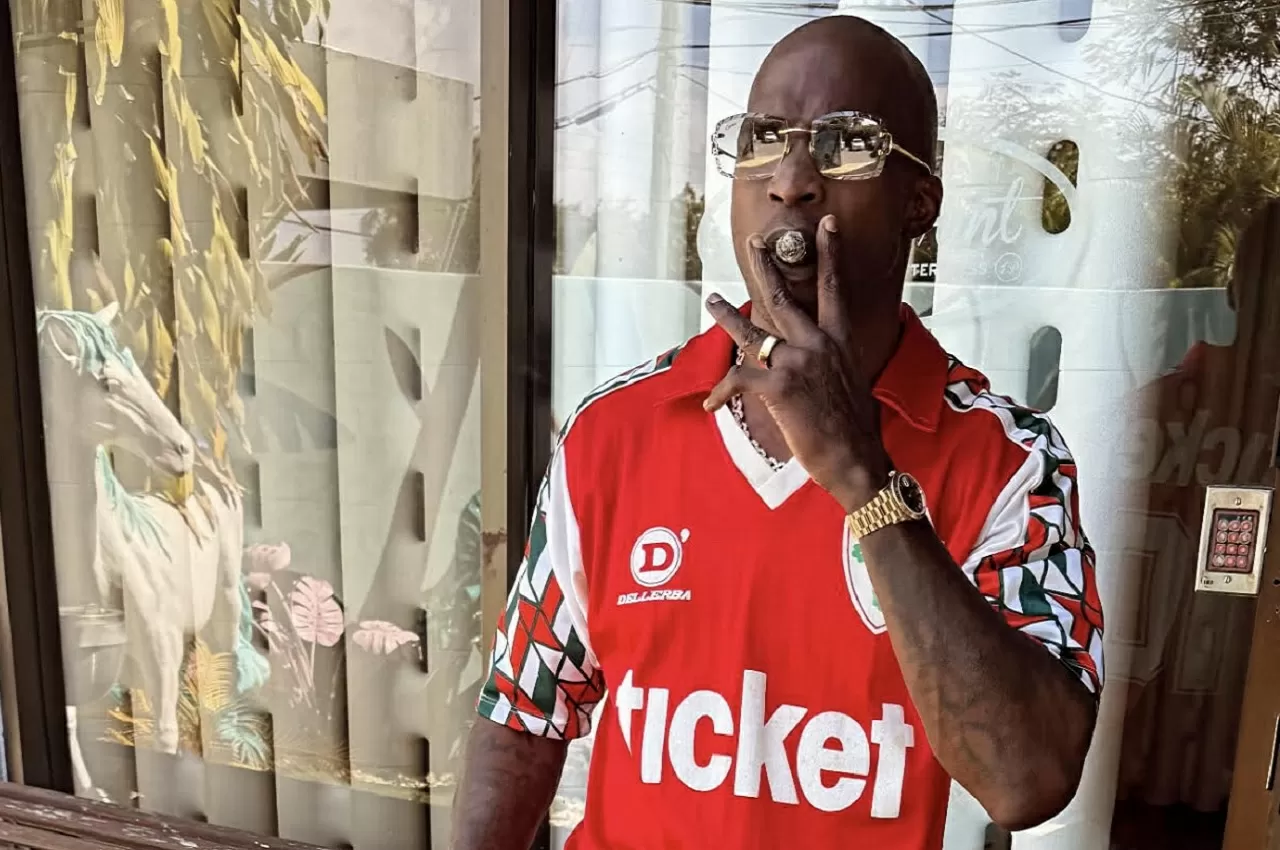 Astro da NFL posa com camisa da Portuguesa nas redes sociais