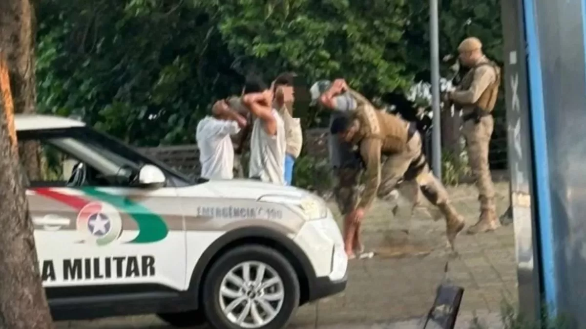 Ação policial surpreende suspeitos e apreende drogas, em Timbó