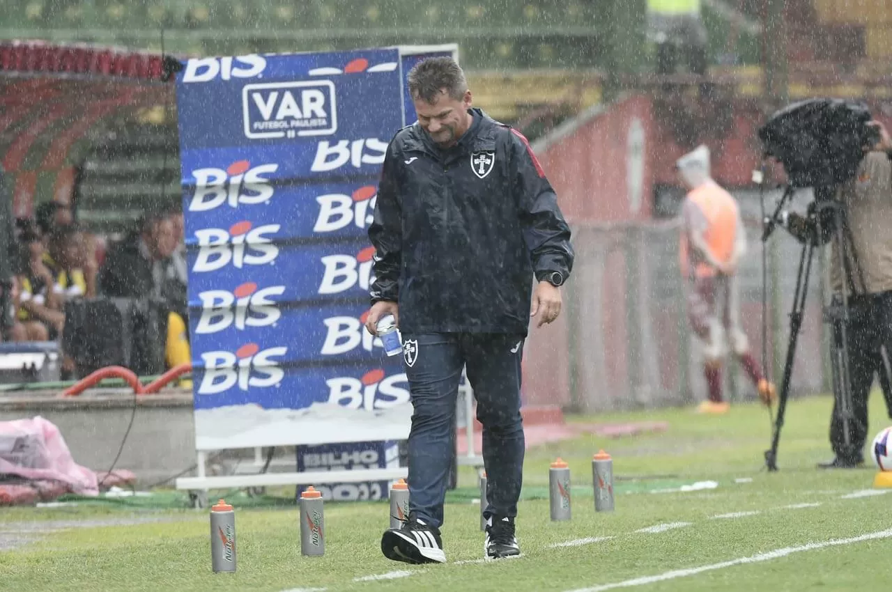 Técnico da Portuguesa pede pés no chão e mira a partida contra o Mirassol