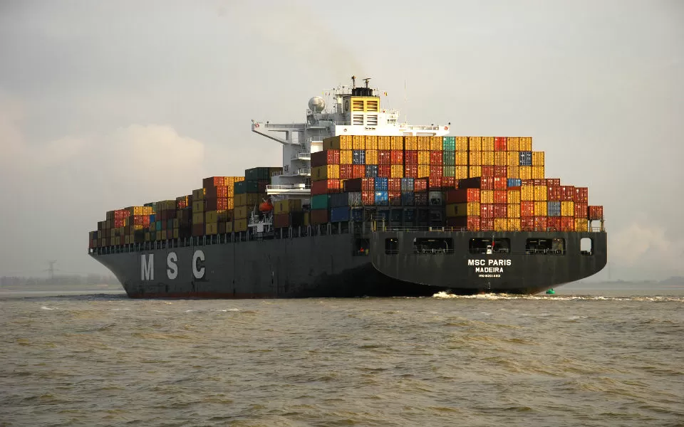 Companhias MSC e Maersk suspendem operações no estreito de Ormuz