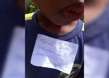 Professora grampeia bilhete em camisa de aluno e causa revolta