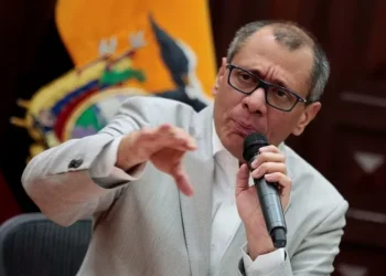 Policiais invadem embaixada mexicana em Quito e prendem ex-vice-presidente do Equador