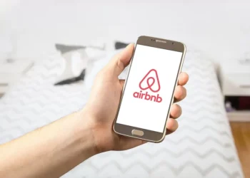 Airbnb e Associação Reformers testam alojamento para combater solidão na população sénior