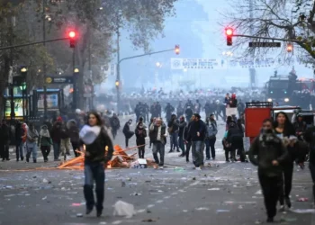 Manifestantes promovem distúrbio em frente ao Congresso argentino durante debate da reforma de Milei