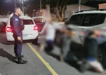 3 homens presos são liberados após flagrante com carro furtado em BC