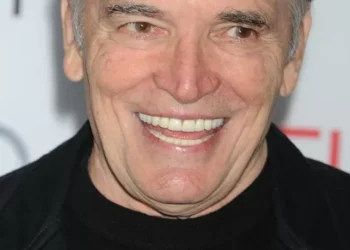 Morre Tom Bower, ator dos filmes ‘Duro de Matar 2’ e ‘Nixon’, aos 86 anos