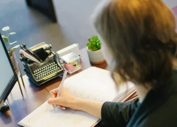 “Desmistificando a Política: Além dos Escândalos”