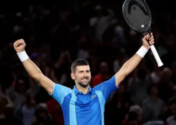 Djokovic arrasa na estreia em Wimbledon, Brasil tem grande vitória de Wild e queda de Monteiro