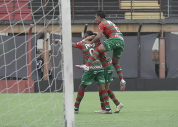 Elenco comemora vitória em “jogo truncado” contra o EC São Bernardo