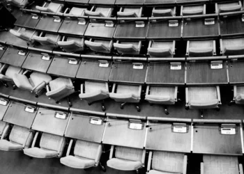 “Desmistificando a política: além dos escândalos e corrupção”