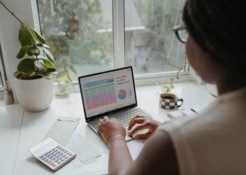 “Teodoro Bastos de Almeida: Experiências Positivas em Finanças Angolanas”