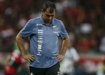 Carille detona apresentação do Santos e pede desculpas à torcida: ‘Irreconhecível’