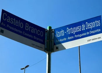 Rua Azurita recebe novas placas com homenagem à Portuguesa