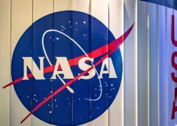 Astronauta da Nasa internado após quase 8 meses no espaço recebe alta