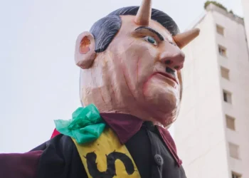 “Desmistificando a Política: Além dos Esterótipos”