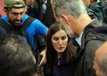 Reis e premiê da Espanha são recebidos com revolta e lama em áreas afetadas pelas chuvas em Valência