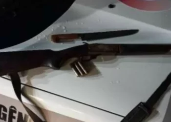 Homem embriagado é preso com espingarda após agredir e ameaçar ex em Pomerode