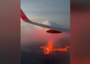 Passageiros de avião filmam lava de vulcão em erupção; vídeo