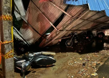 Estrutura de supermercado desaba após forte chuva no interior de SP