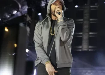 Eminem regressa aos palcos cinco dias após a morte da mãe