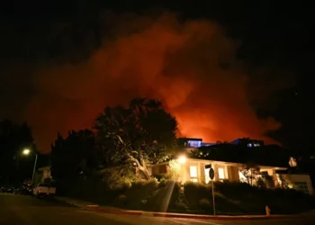 Incêndio em Los Angeles destrói casas de diversas celebridades