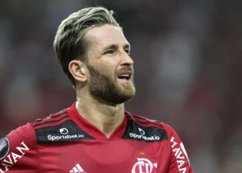 Flamengo libera Léo Pereira da pré-temporada para ‘tratar problema pessoal’