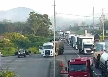 Em SC, condutor pula de caminhão em movimento e PRF impede colisão em posto policial