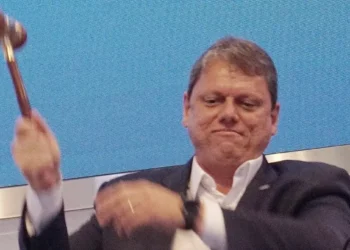 Reforma tributária, câmbio e juros acendem alerta para investimentos em 2025, diz especialista ao WW